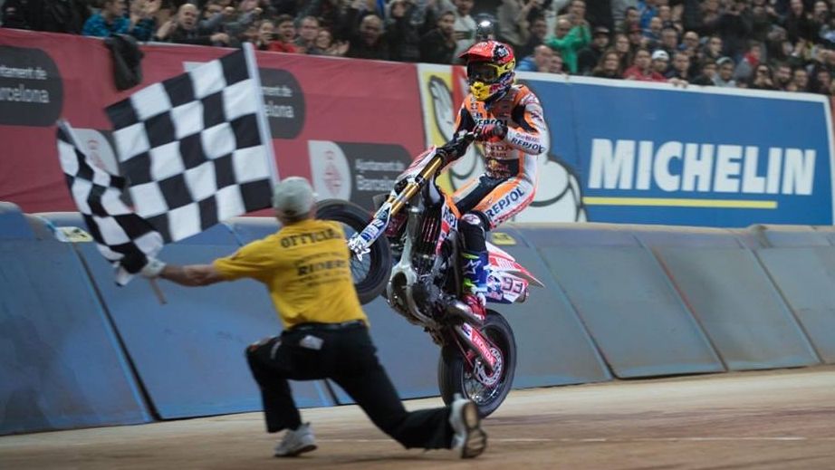 Marc Márquez disputando una prueba de dirt track