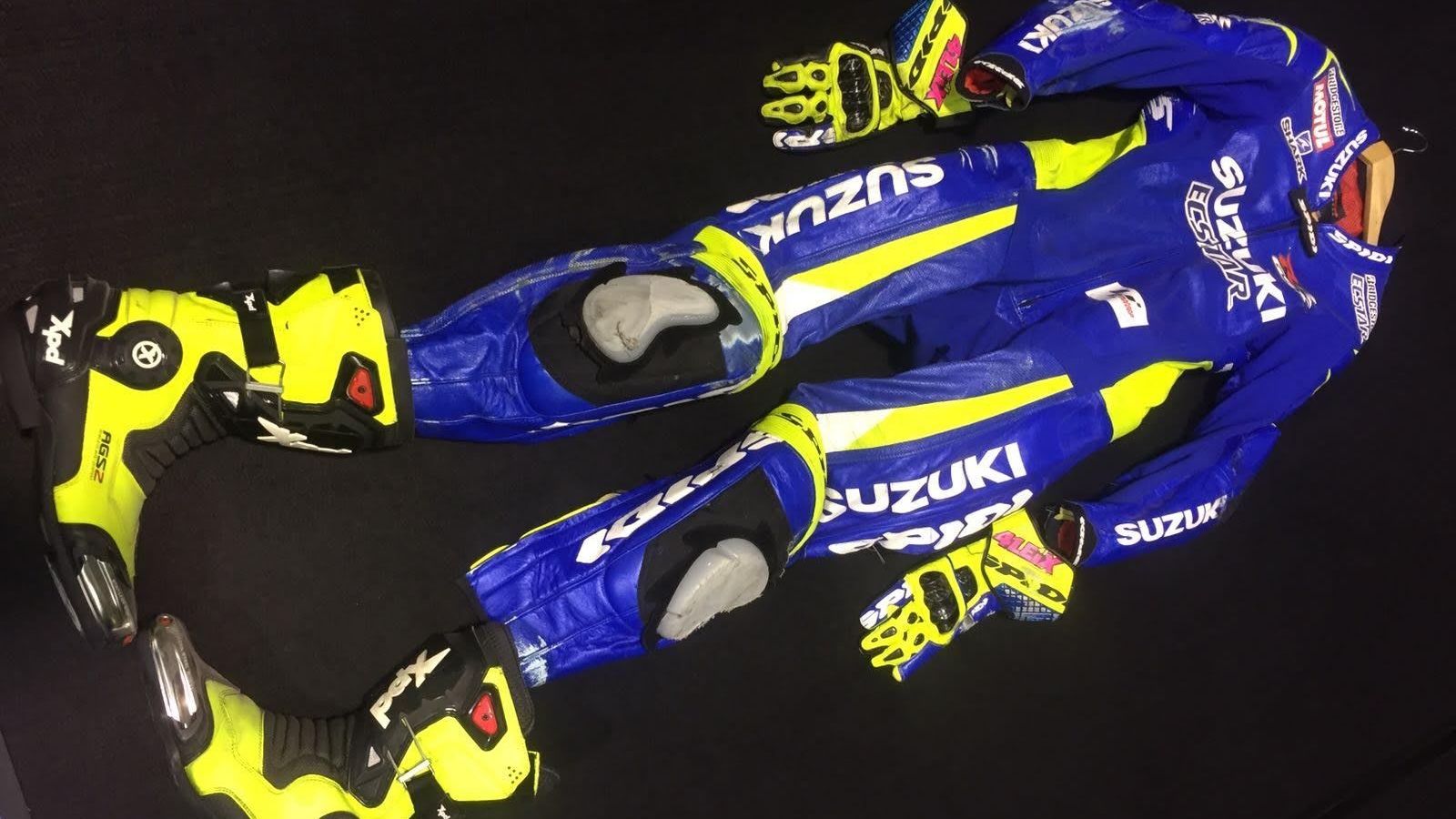 Aleix Espargaró dona su mono, botas y guantes contra el cáncer