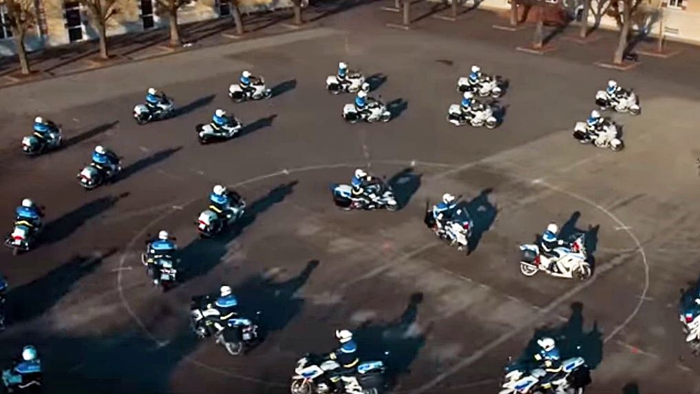 Increíble exhibición de motociclismo sincronizado, por la policía francesa