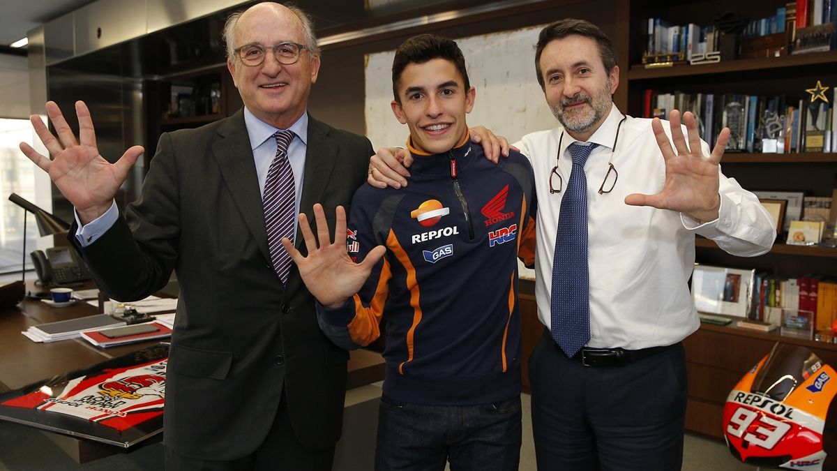 Marc Márquez lleva su #GiveMe5 hasta la sede de Repsol