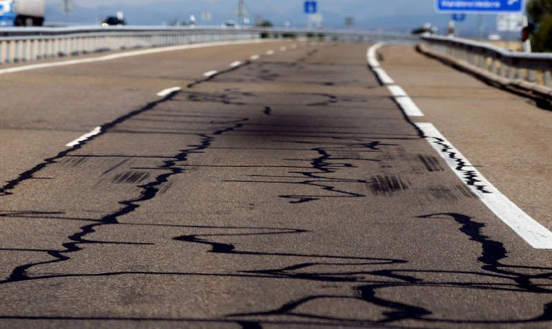 Sorteando baches y tiras de alquitrán