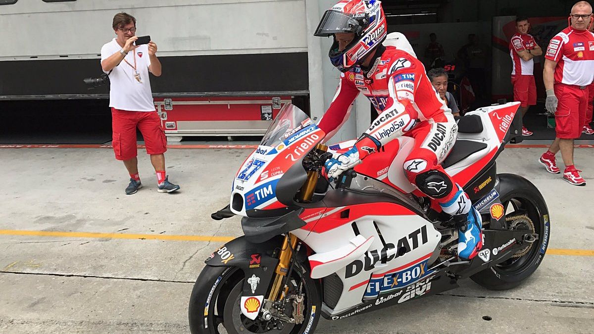 Casey Stoner rueda con la Ducati en Sepang y Jorge Lorenzo no le quita ojo