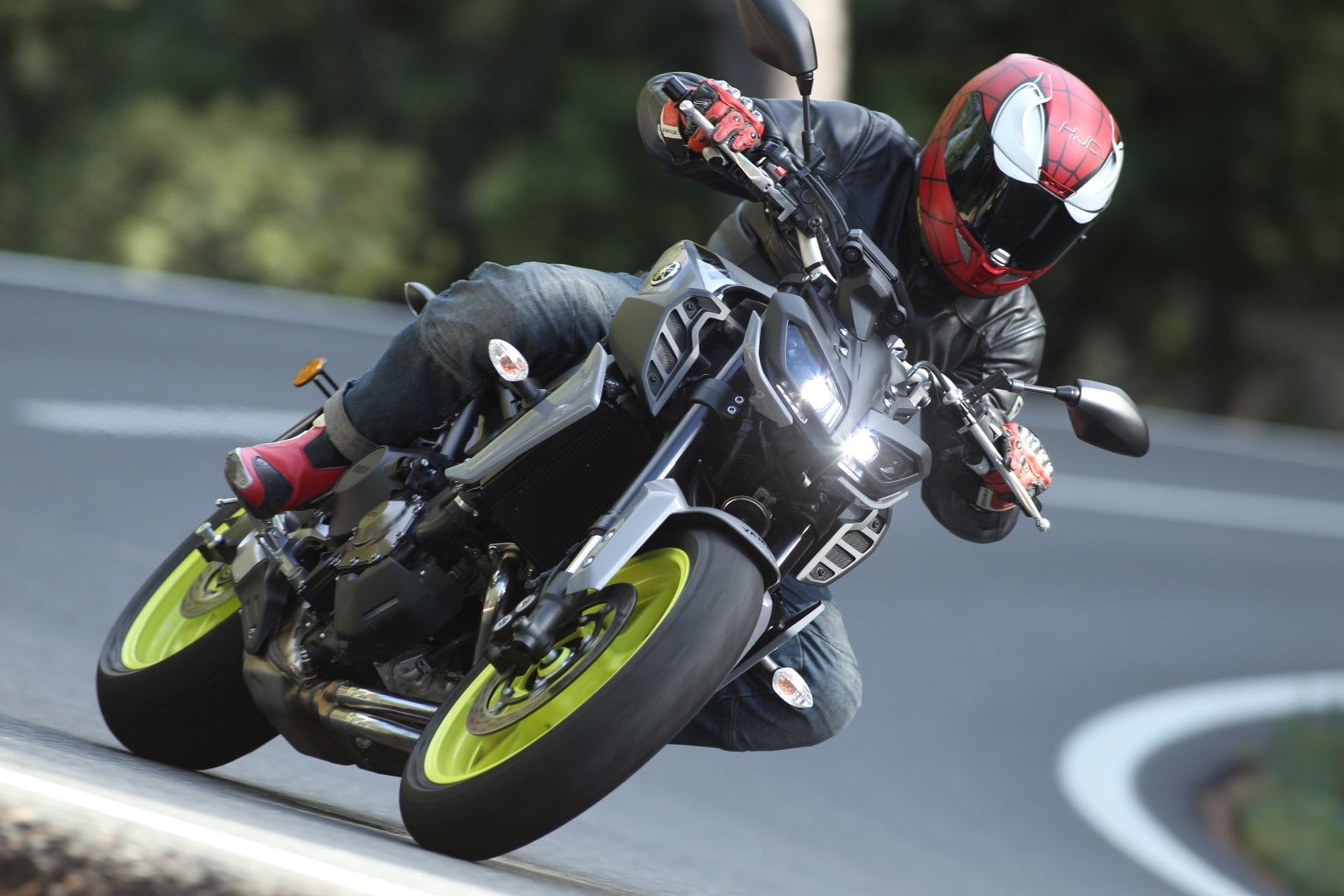 Yamaha MT-09 2017: Los ojos de la oscuridad