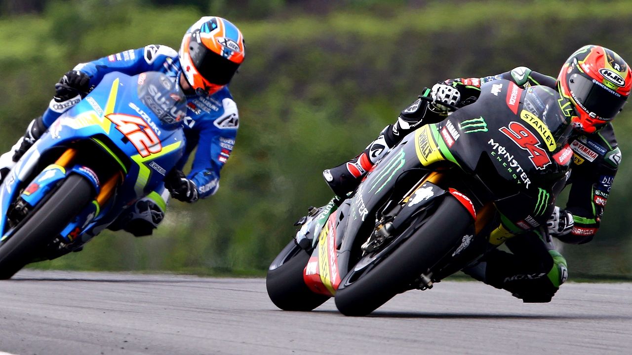 Jonas Folger perseguido por Álex Rins.