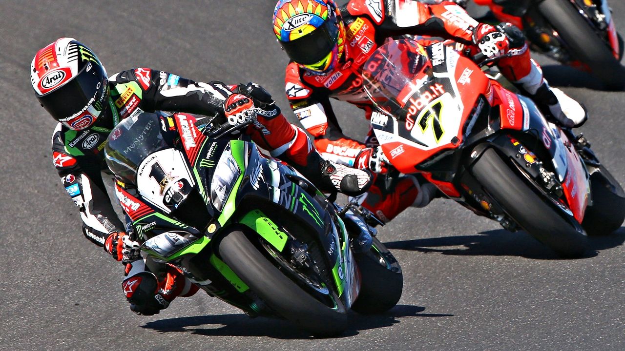 Jonathan Rea contiene por milésimas a Chaz Davies y firma el primer doblete de 2017