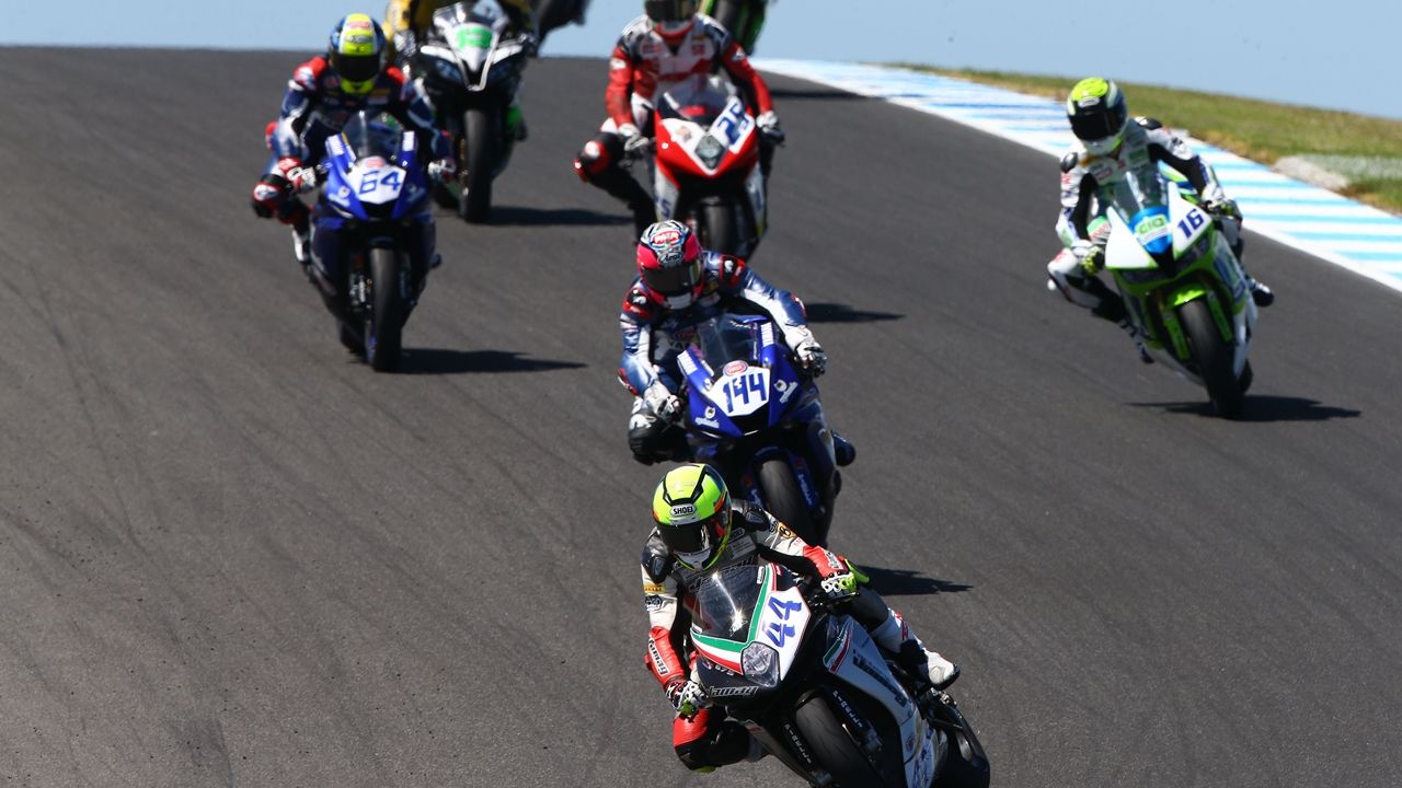 Roberto Rolfo bate a Lucas Mahias por una milésima en un final polémico en Supersport