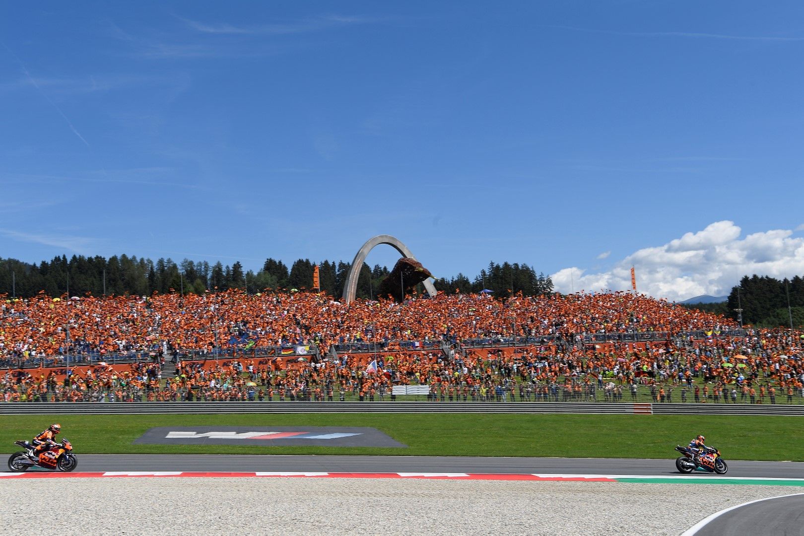 Tribuna KTM en los Grandes Premios de Cataluña y Jerez