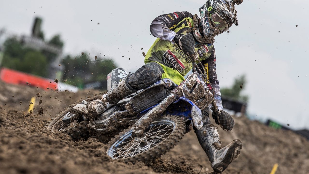 Shaun Simpson brilla en el lodo de Indonesia y Tony Cairoli sigue líder de MXGP