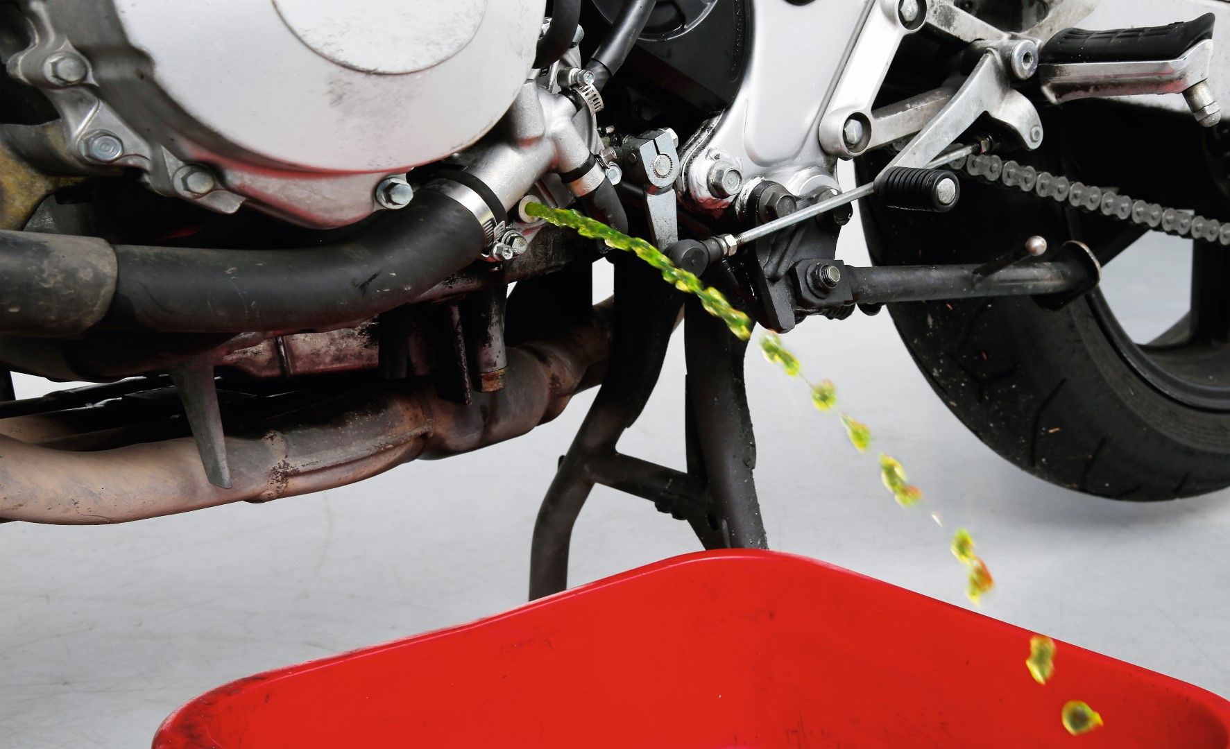 Cómo cambiar el líquido refrigerante de tu moto