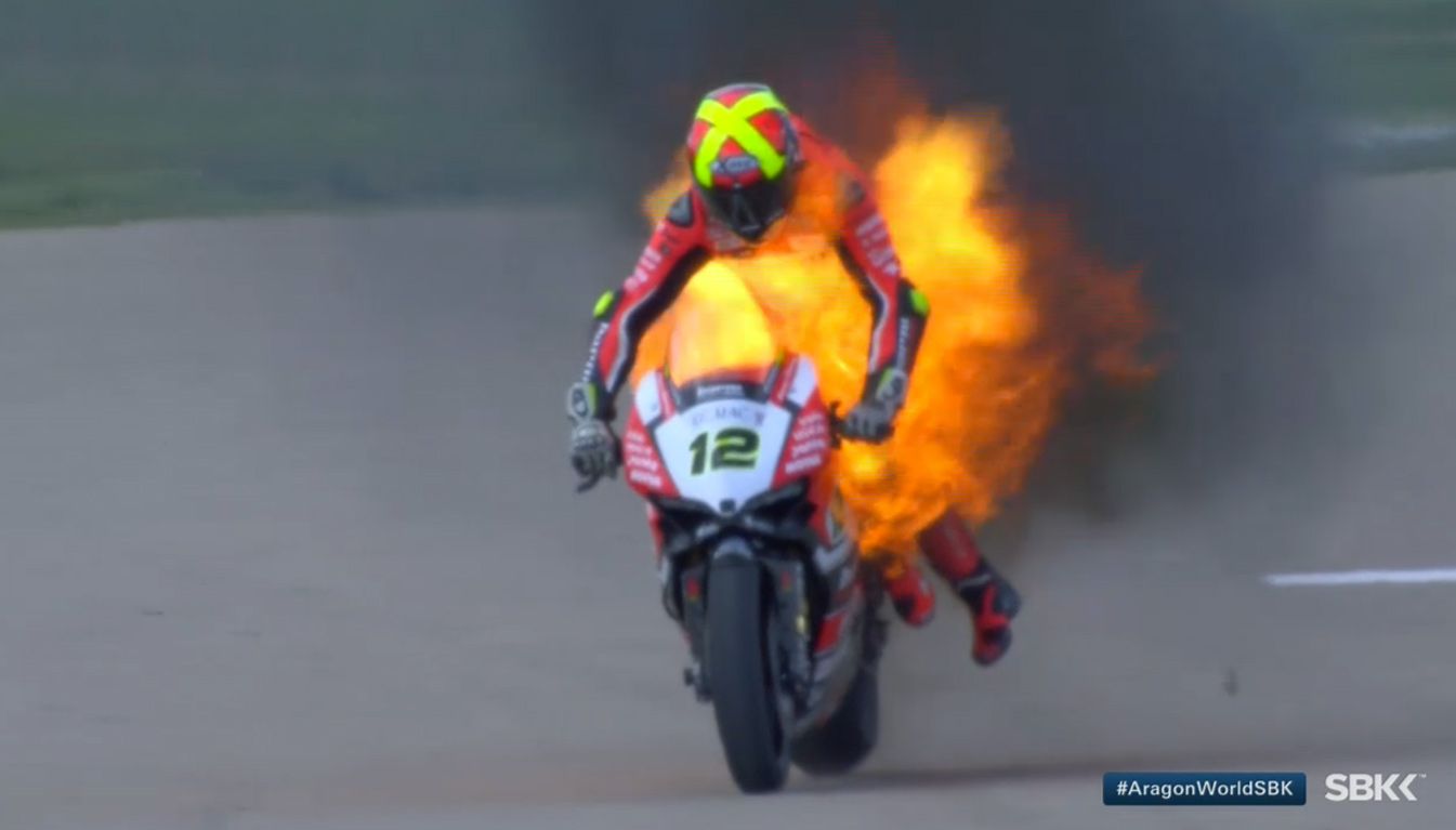 Xavi Forés, con la moto en llamas, da el susto en Motorland Aragón