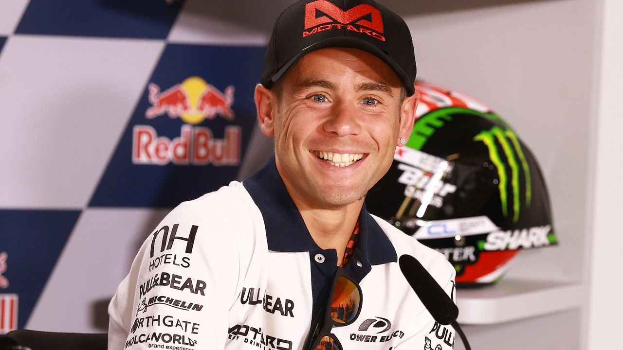 Álvaro Bautista da el 'sí quiero' a su novia... ¡durante la rueda de prensa de MotoGP!