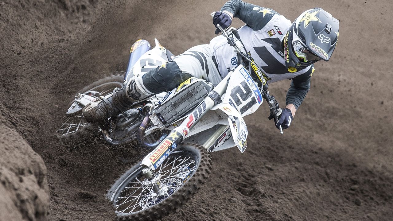 Gautier Paulin gana, Pauls Jonass arrasa, Tony Cairoli recorta y Jeff Herlings aparece