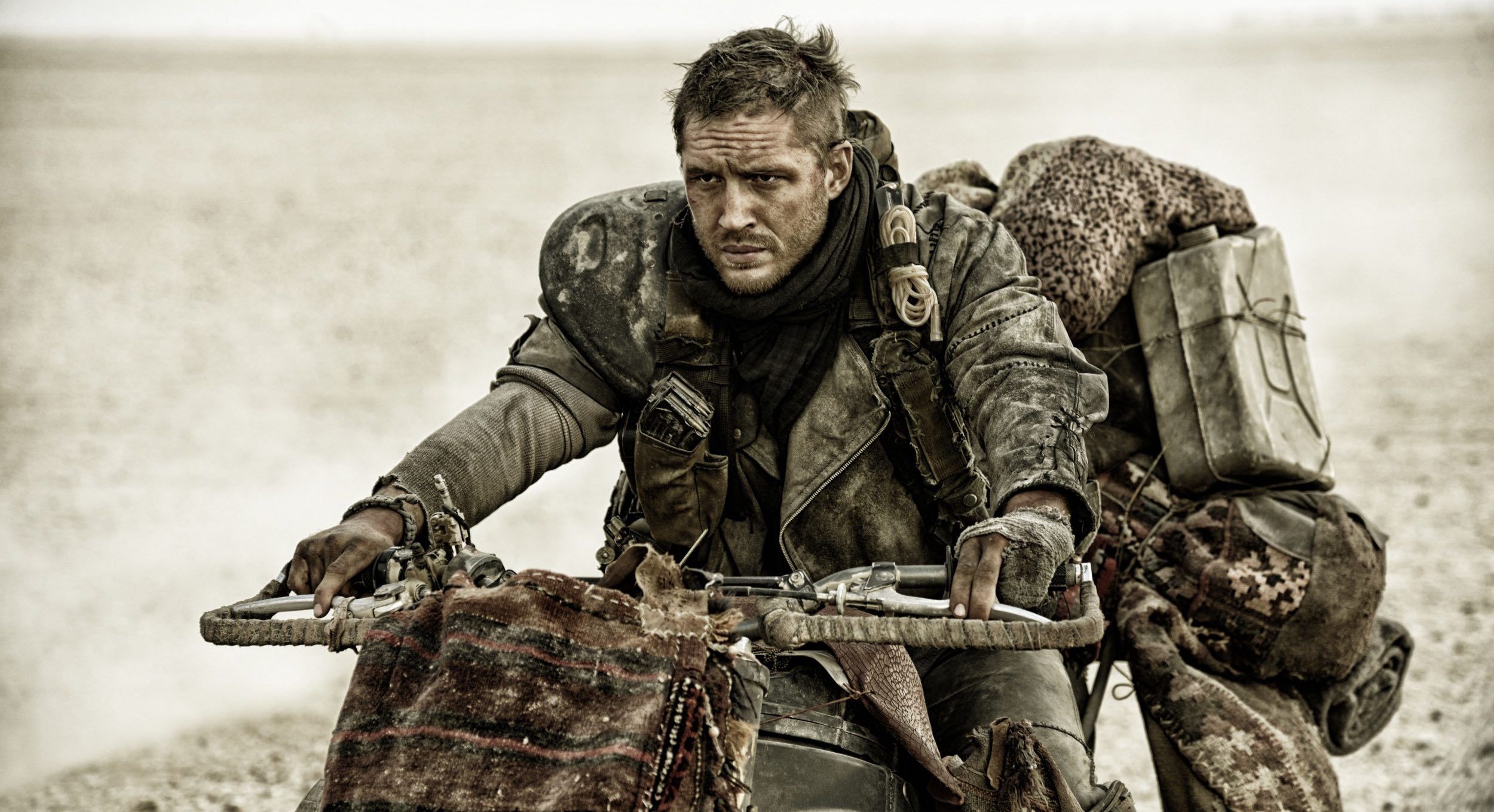 Tom Hardy persigue y caza a un ladrón de motos