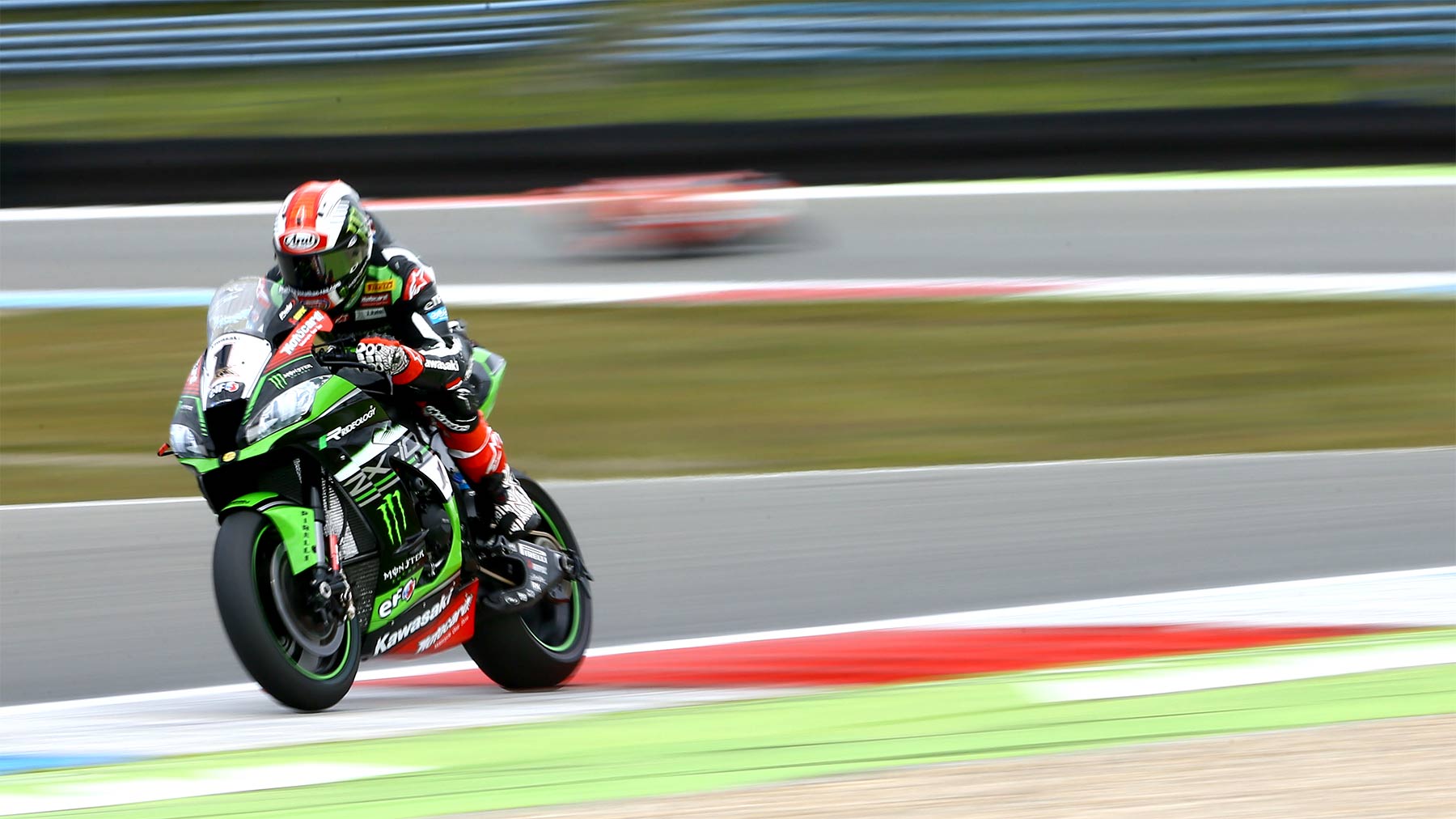 Jonathan Rea vuela en Assen, pole y récord del circuito en una sesión movida