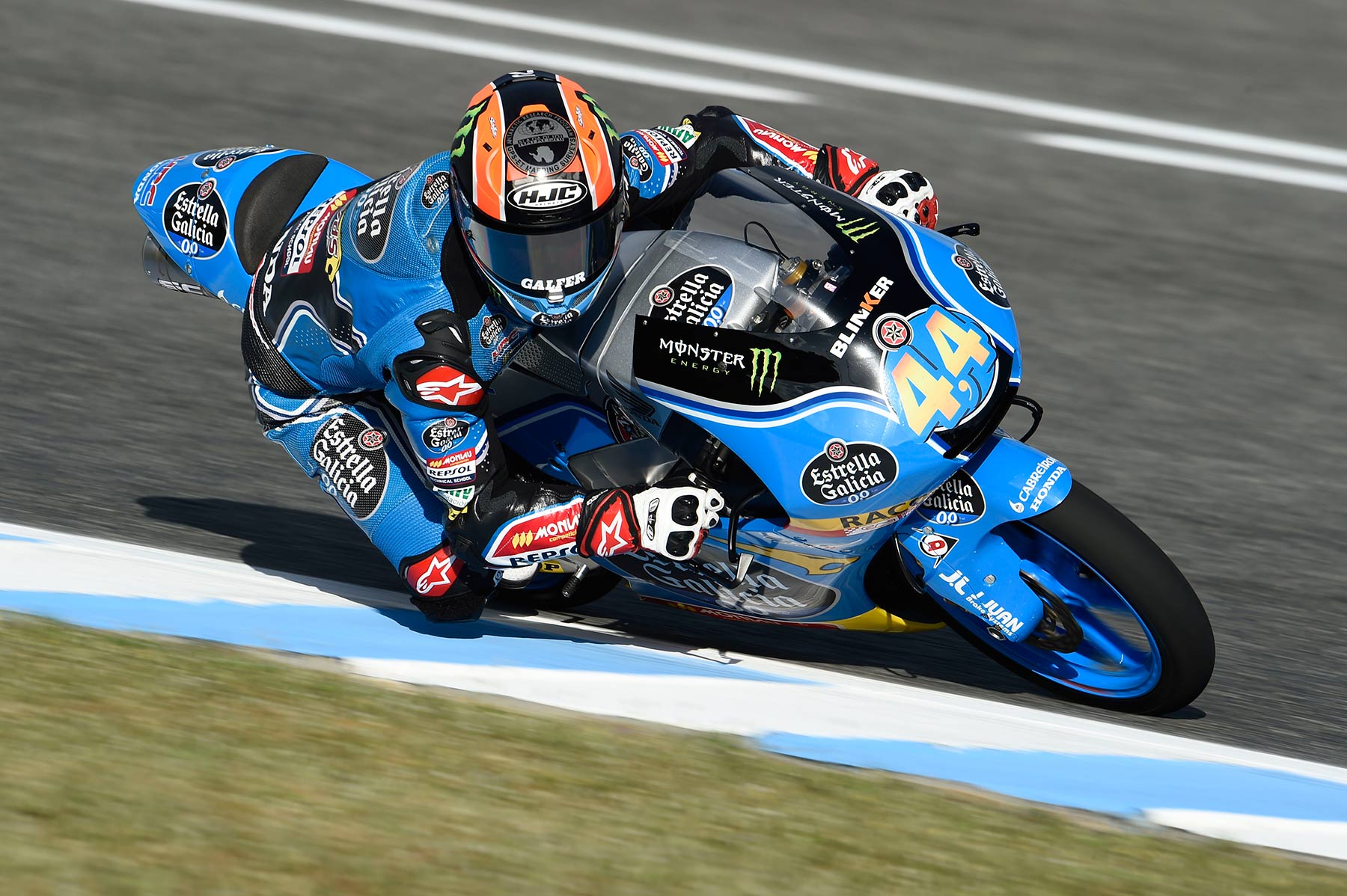 Arón Canet gana un espectáculo de carrera de Moto3 en Jerez