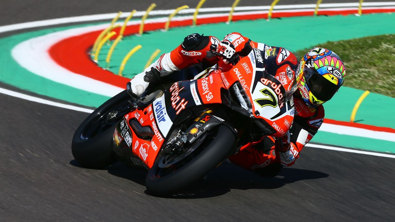 Chaz Davies le gana el primer asalto a Jonathan Rea en Imola