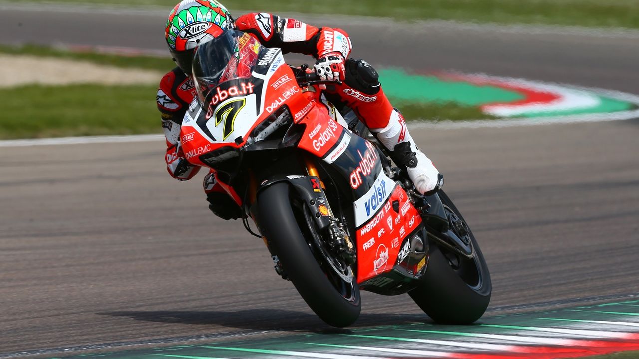 Chaz Davies machaca en casa de Ducati pero Jonathan Rea amplía su liderato