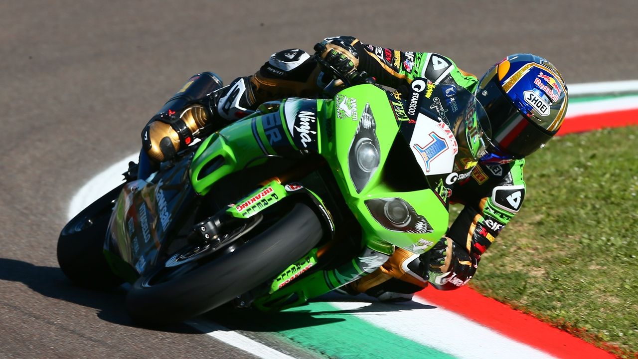 Kenan Sofuoglu repite victoria en Imola ante la resistencia de Lucas Mahias, que es más líder