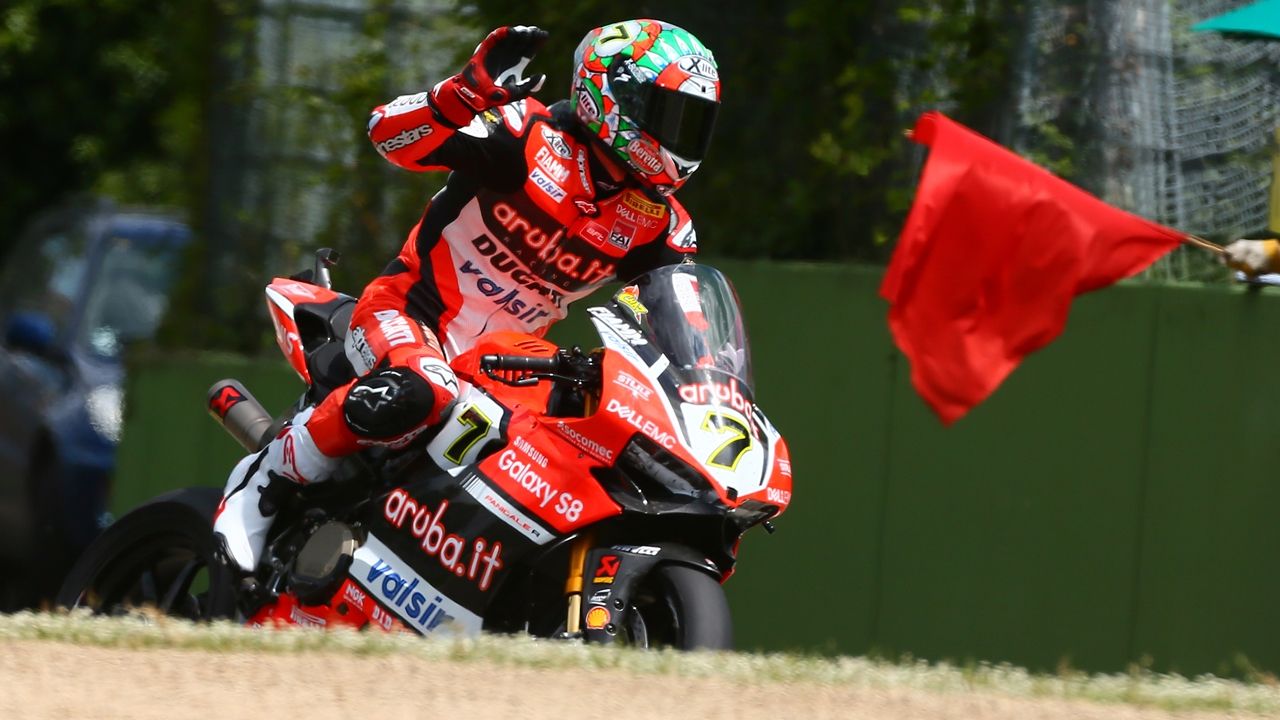 Chaz Davies y las banderas sonrojan Imola