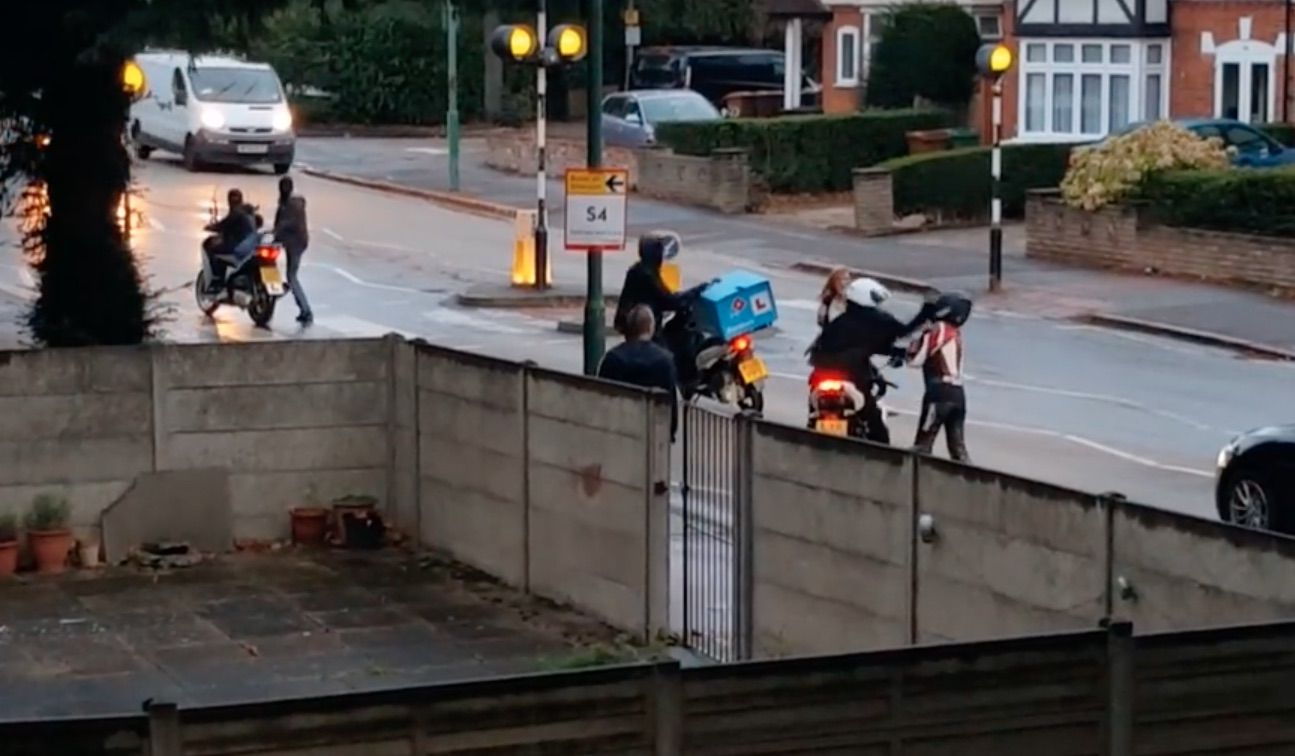 La asaltan a plena luz del día para robarle la moto