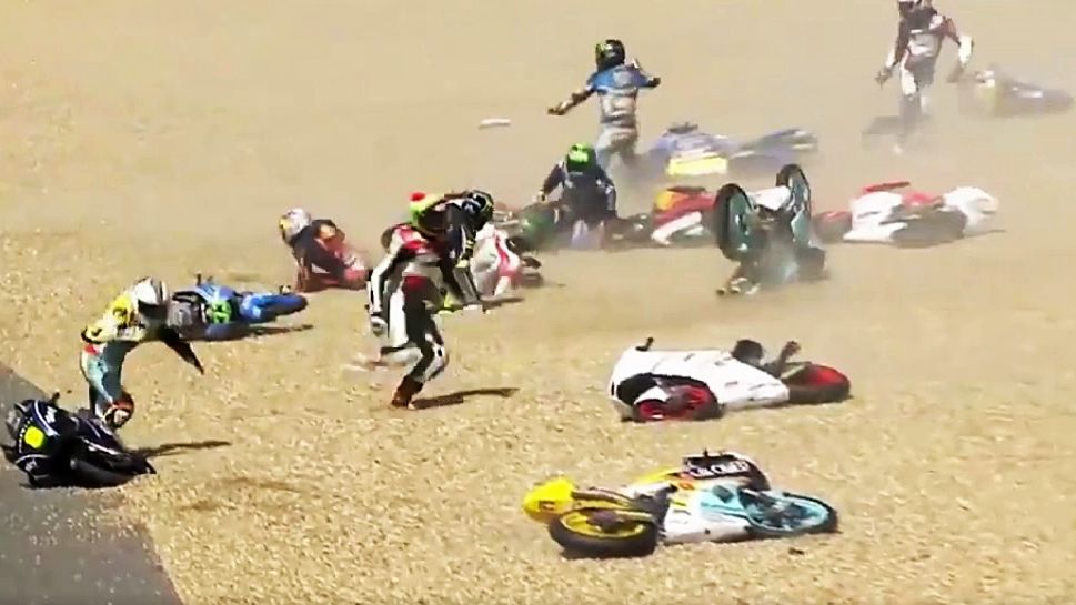 Caos en Moto3 en Le Mans, ¡17 pilotos al suelo a la vez!