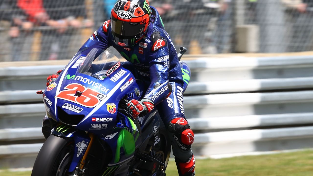 Maverick Viñales aprovecha el regalo de Valentino Rossi para ganar en Le Mans