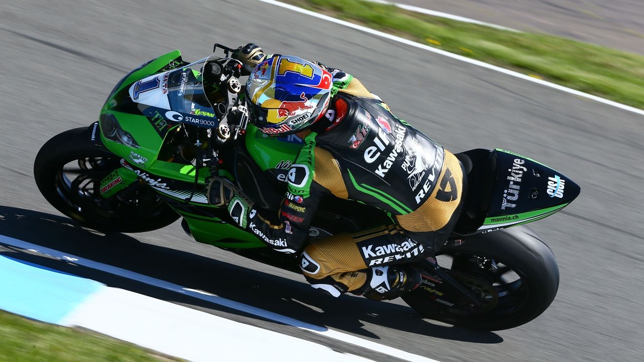 Kenan Sofuoglu se exhibe en Donington y Lucas Mahias se aferra al podio