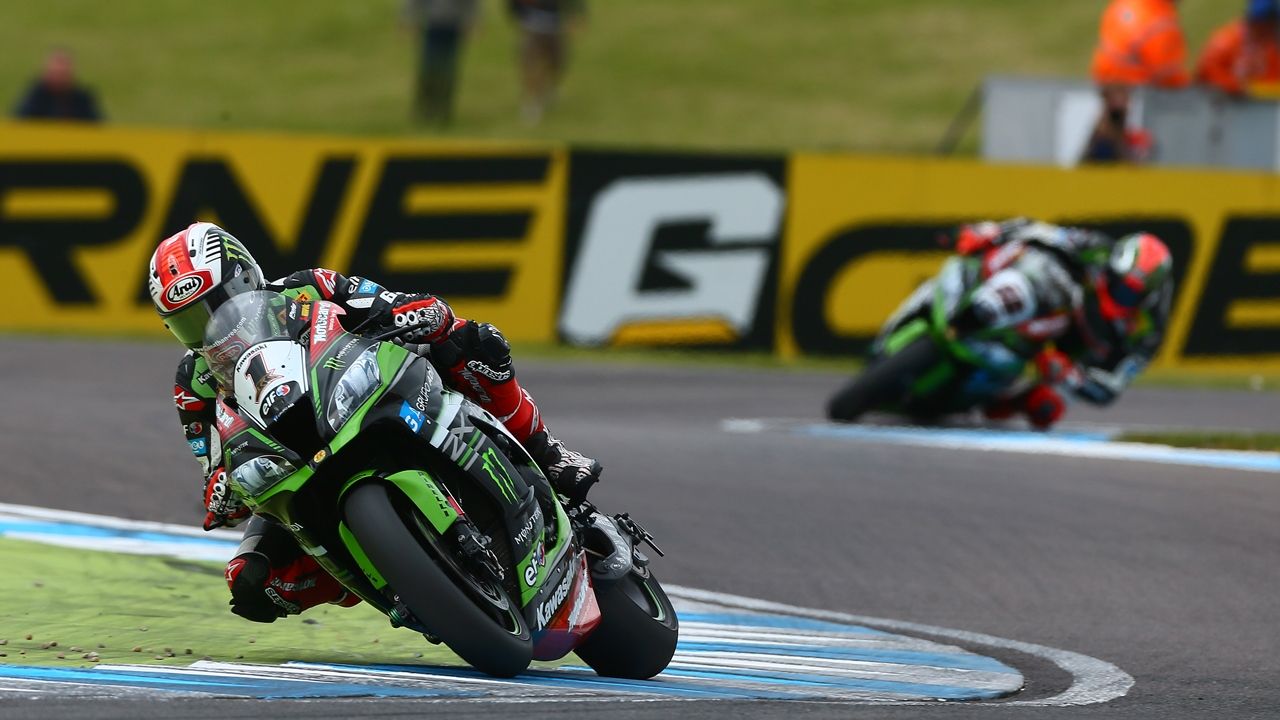 Jonathan Rea da un golpe de efecto al derrotar a Tom Sykes en 'su' Donington