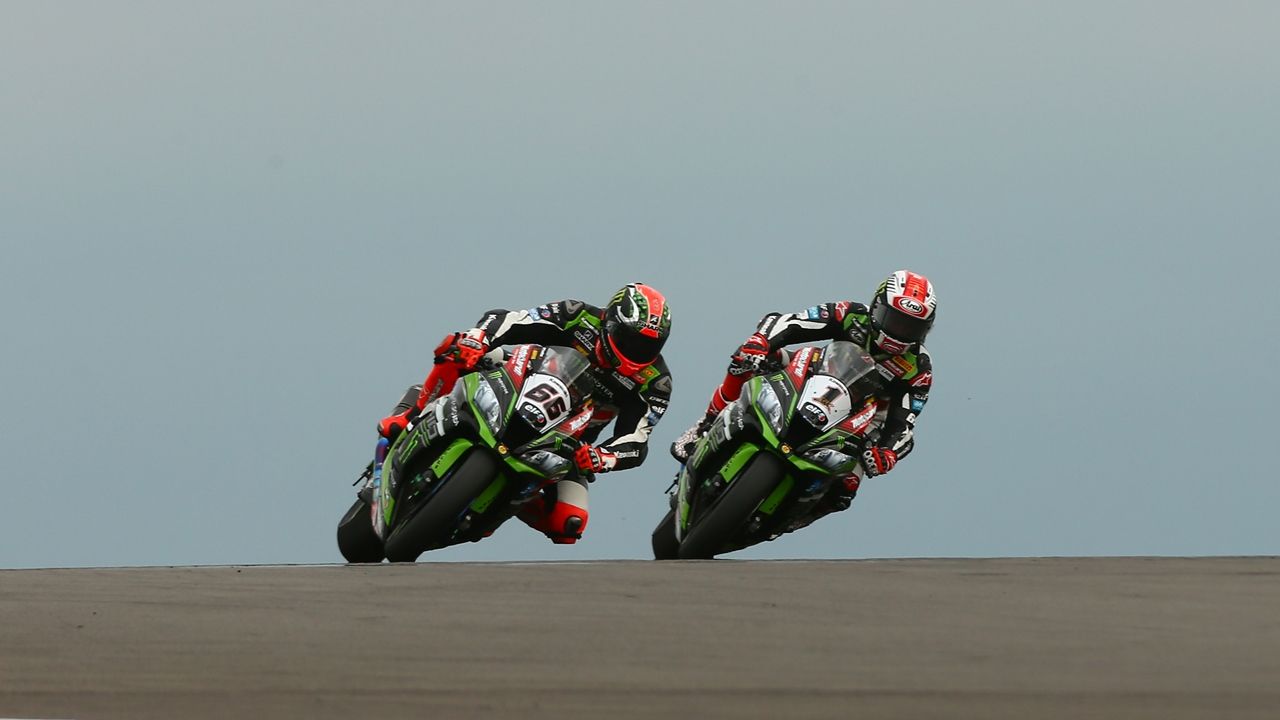 Tom Sykes y Jonathan Rea comparten el homenaje a Nicky Hayden