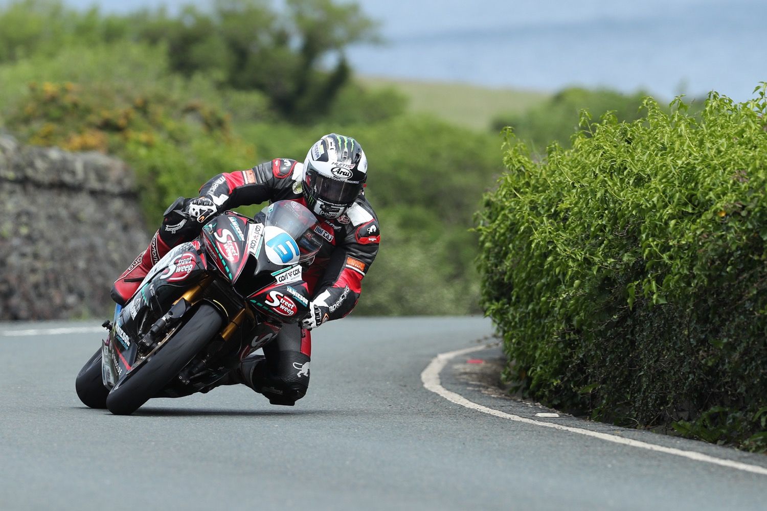 IOMTT 2017: Michael Dunlop responde a Hutchy con victoria en Supersport