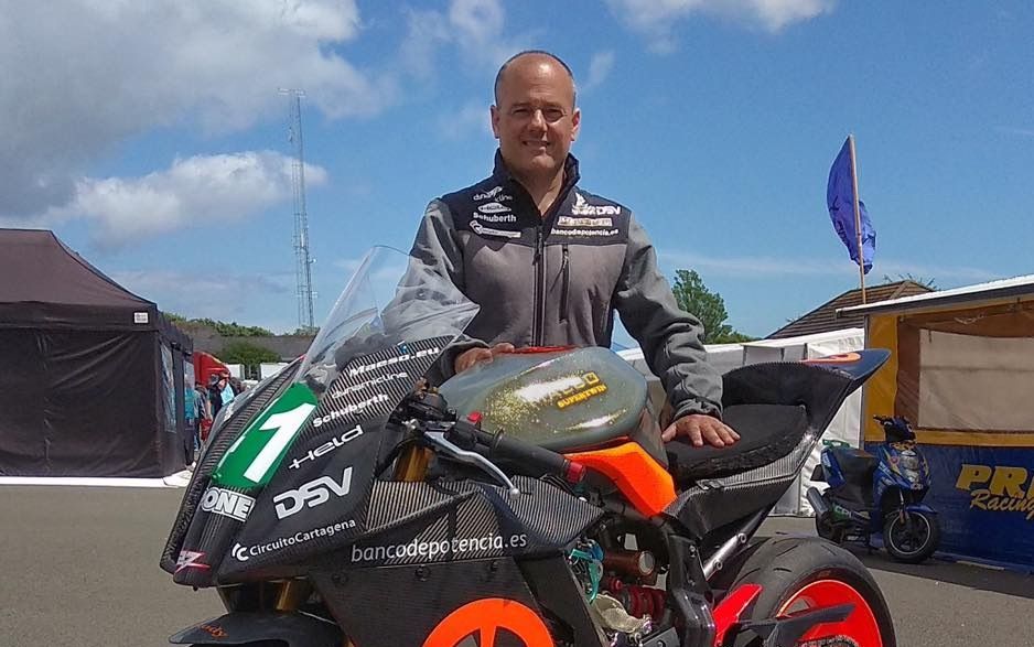 Antonio Maeso completa su primera vuelta en el Tourist Trophy tras su grave accidente