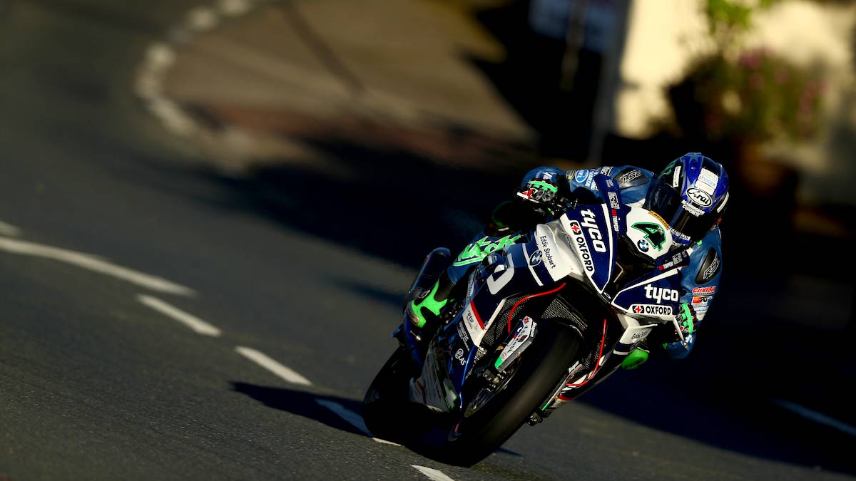 IOMTT 2017: Ian Hutchinson triunfa en Superstock y suma ya 16 victorias