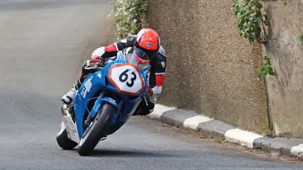 Muere el holandés Jochem van den Hoek en la carrera de Superstock de la Isla de Man
