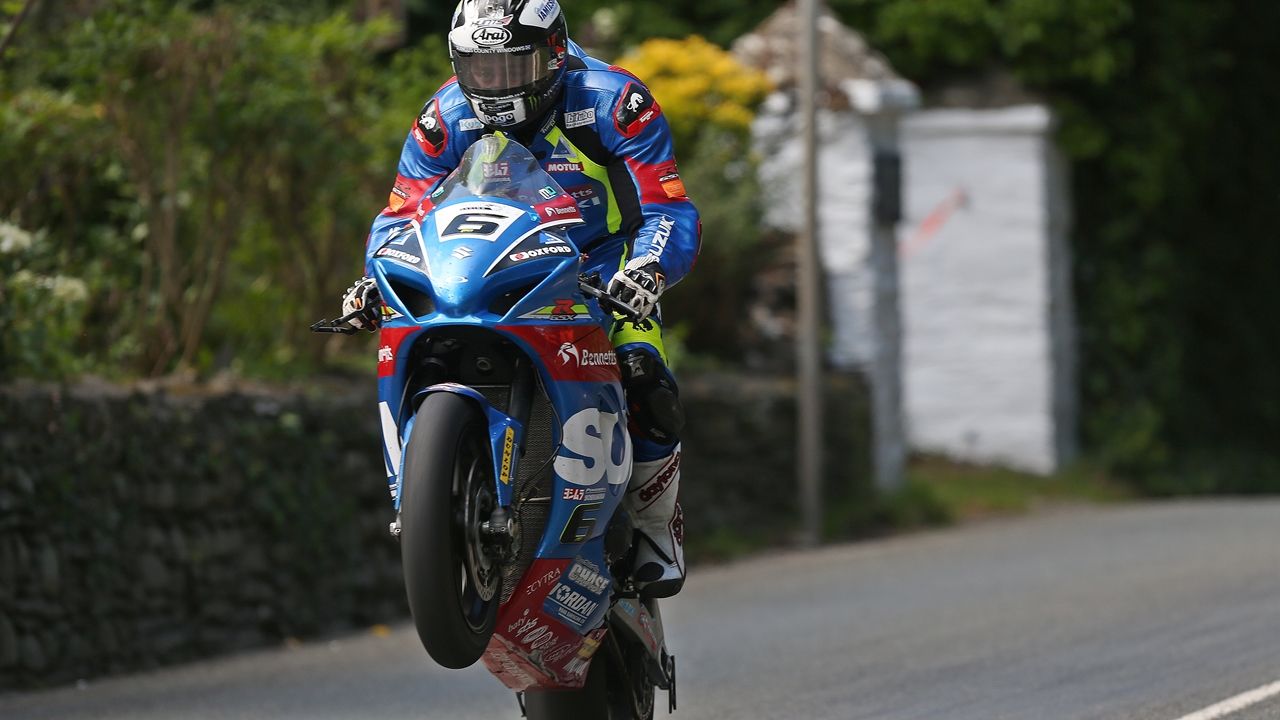 Michael Dunlop gana el Senior TT y supera a Mike Hailwood con 15 victorias