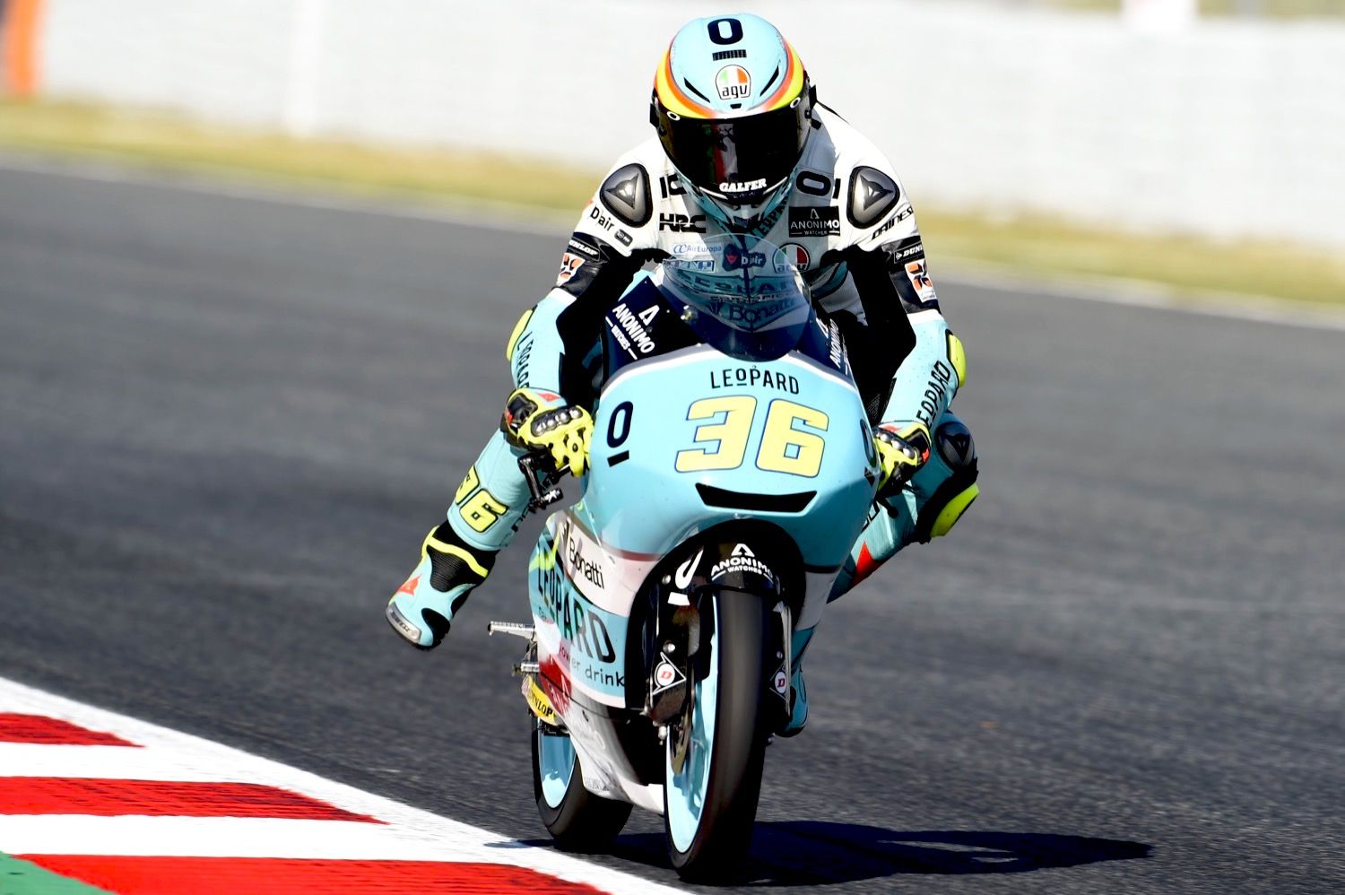 Joan Mir domina una gran carrera de Moto3 decidida en los últimos metros