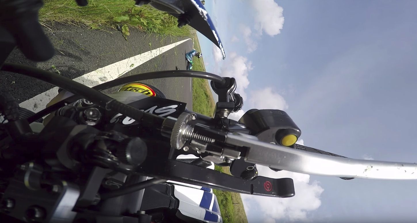 Así fue el espeluznante accidente de Ian Hutchinson en la Senior del Tourist Trophy 2017