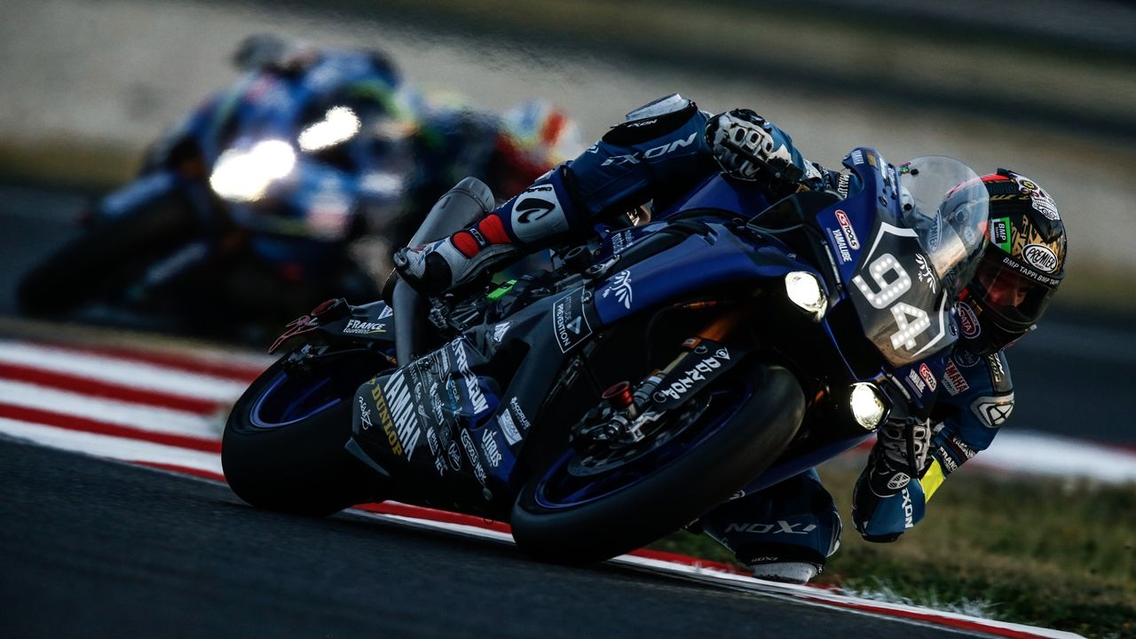 El GMT94 Yamaha de David Checa vence en Slovakiaring y se jugará el título en Suzuka