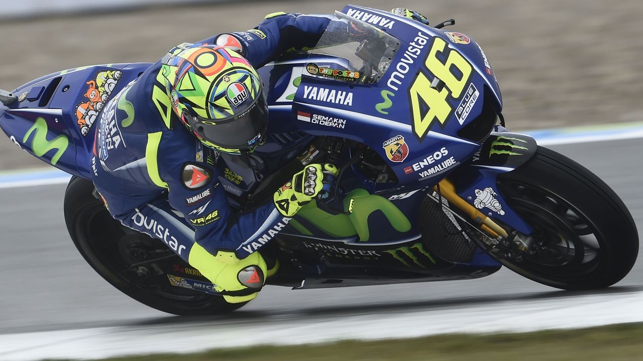 Valentino Rossi se convierte en dios del agua para ganar en la catedral de Assen