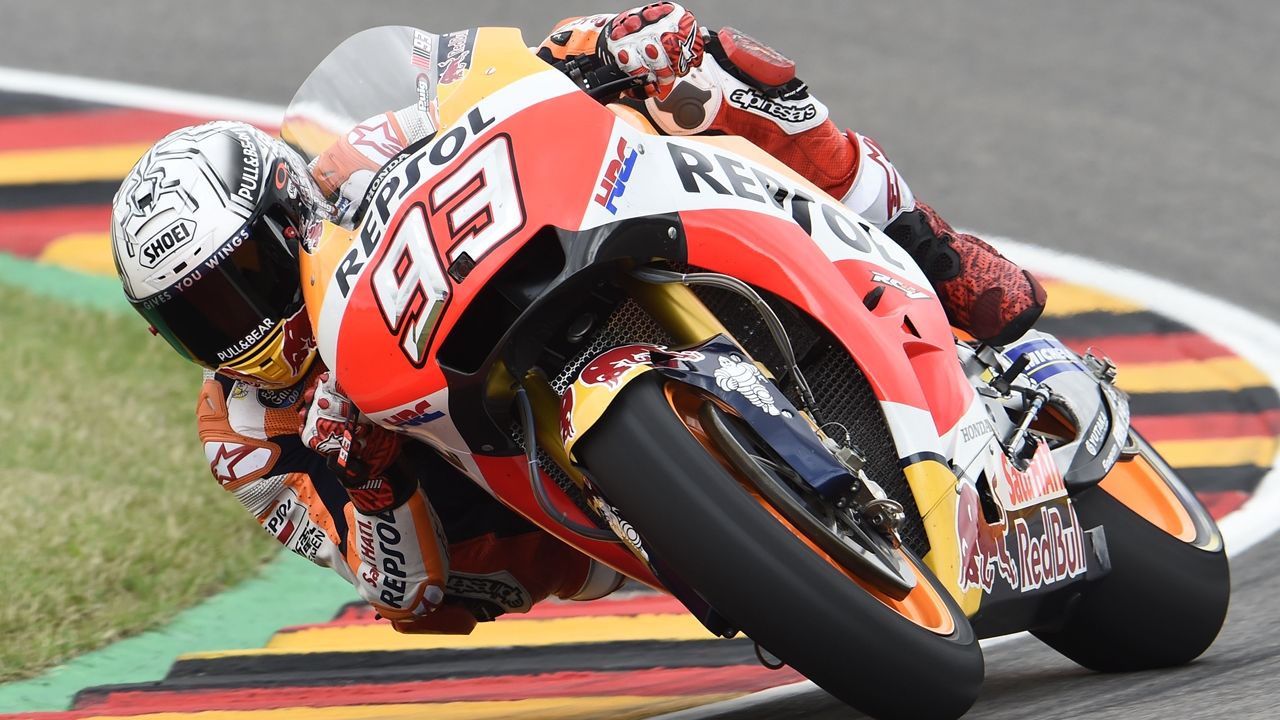 Marc Márquez hace la pole en Alemania y sus tres rivales saldrán muy atrás