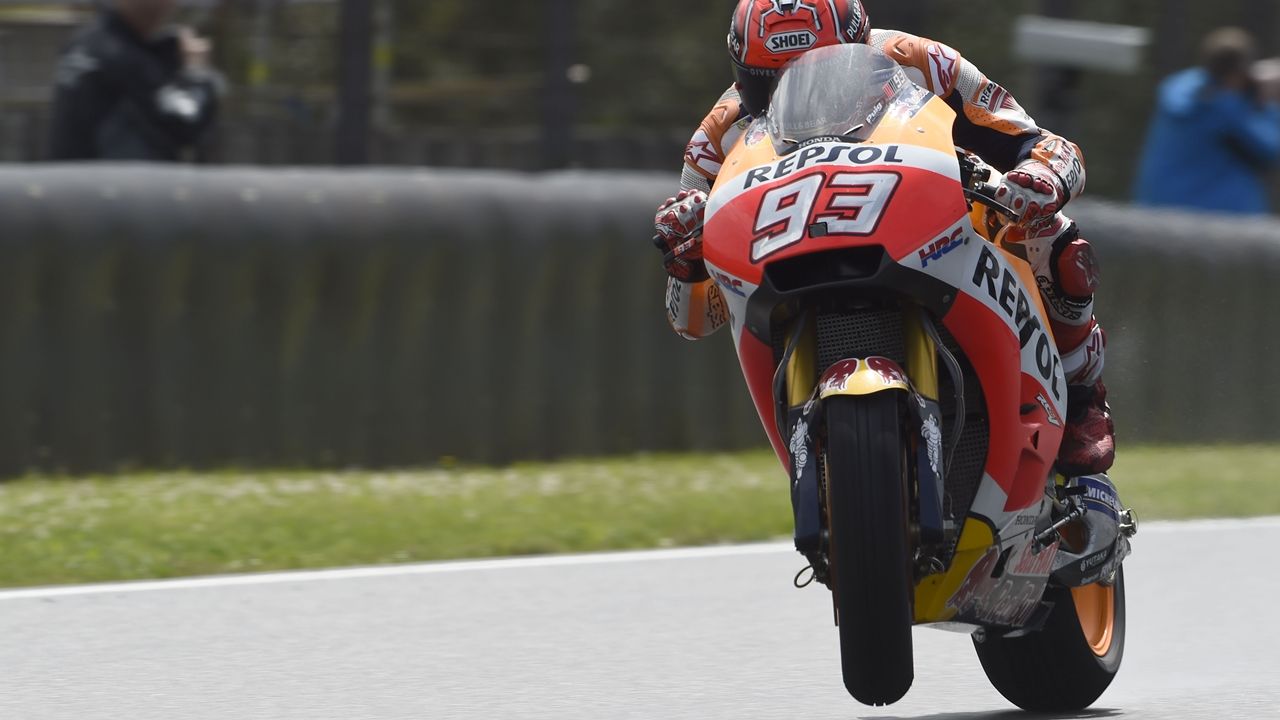 Marc Márquez se impone a Jonas Folger en Alemania y pone MotoGP 2017 al rojo vivo