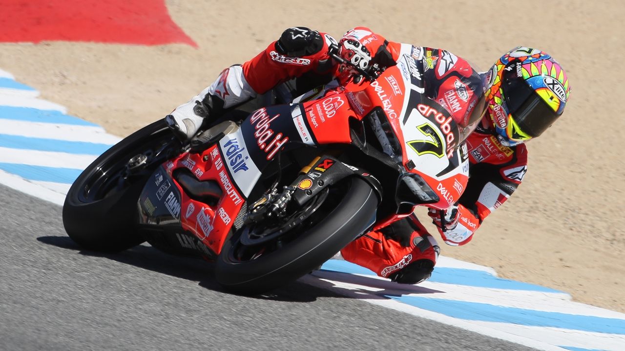 Chaz Davies se olvida de su lesión y sorprende a Jonathan Rea en Laguna Seca
