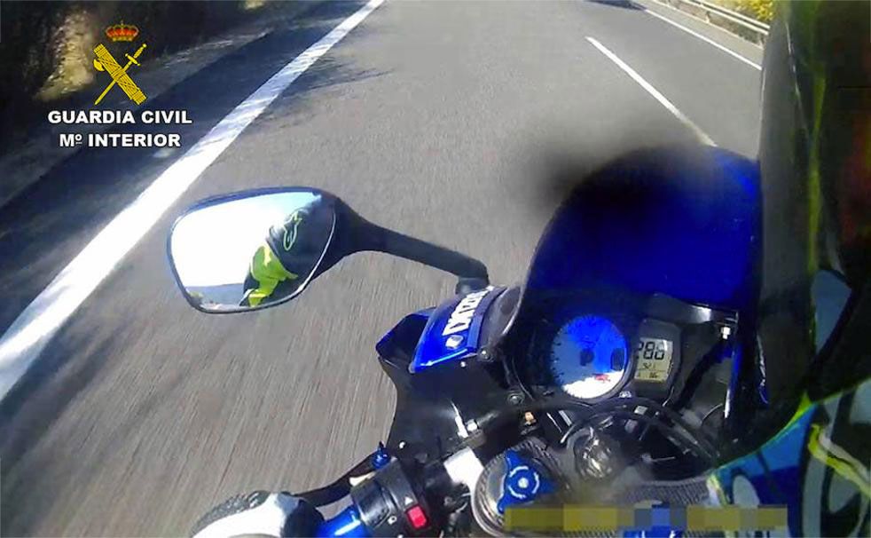 Se graban a 280 km/h, pierden la cámara y los detienen