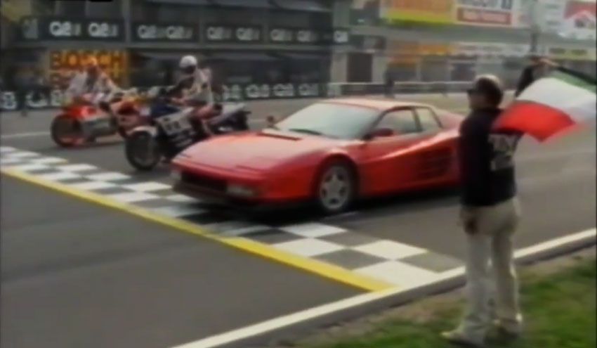 Ferrari Testarossa vs Yamaha FZ 750 vs Yamaha YZR 500, duelo de estrellas de los 80