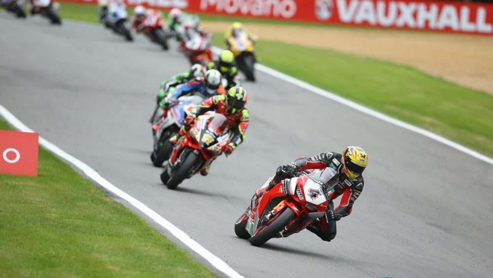 NoTodoMotoGP: Shane Byrne evita la primera gran victoria de la nueva Fireblade