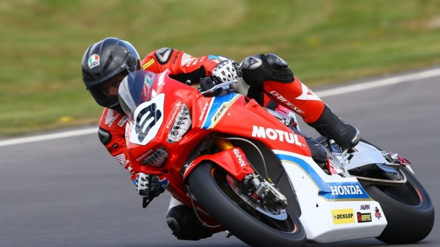 Guy Martin niega haber dejado las carreras y explica el desastre de temporada que ha vivido