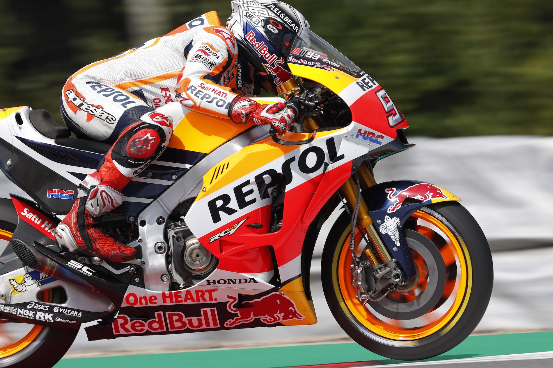 Marc Márquez ejerce de líder y se impone a Valentino Rossi en Brno
