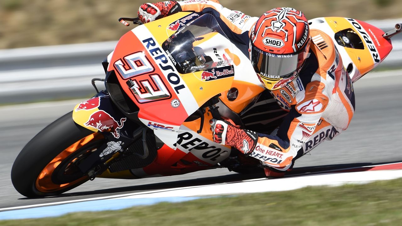 Marc Márquez da una lección de estrategia y le dedica la victoria a Ángel Nieto