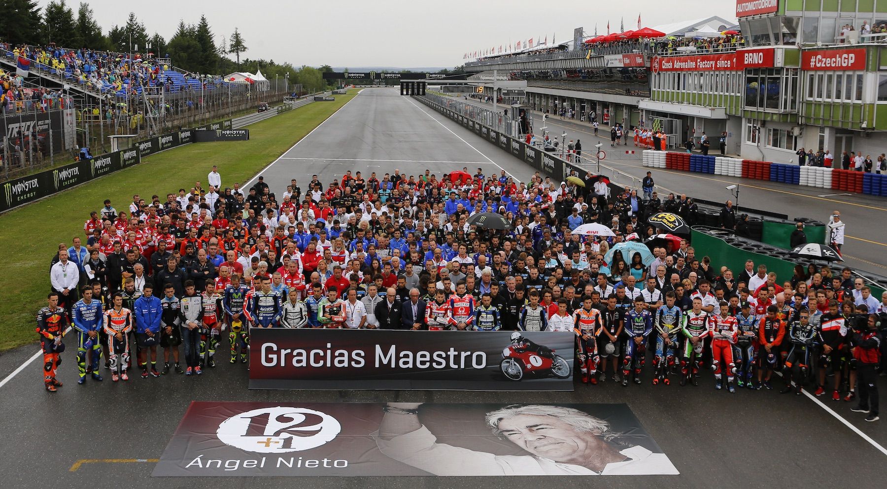La familia de MotoGP recuerda a Ángel Nieto con un minuto de silencio