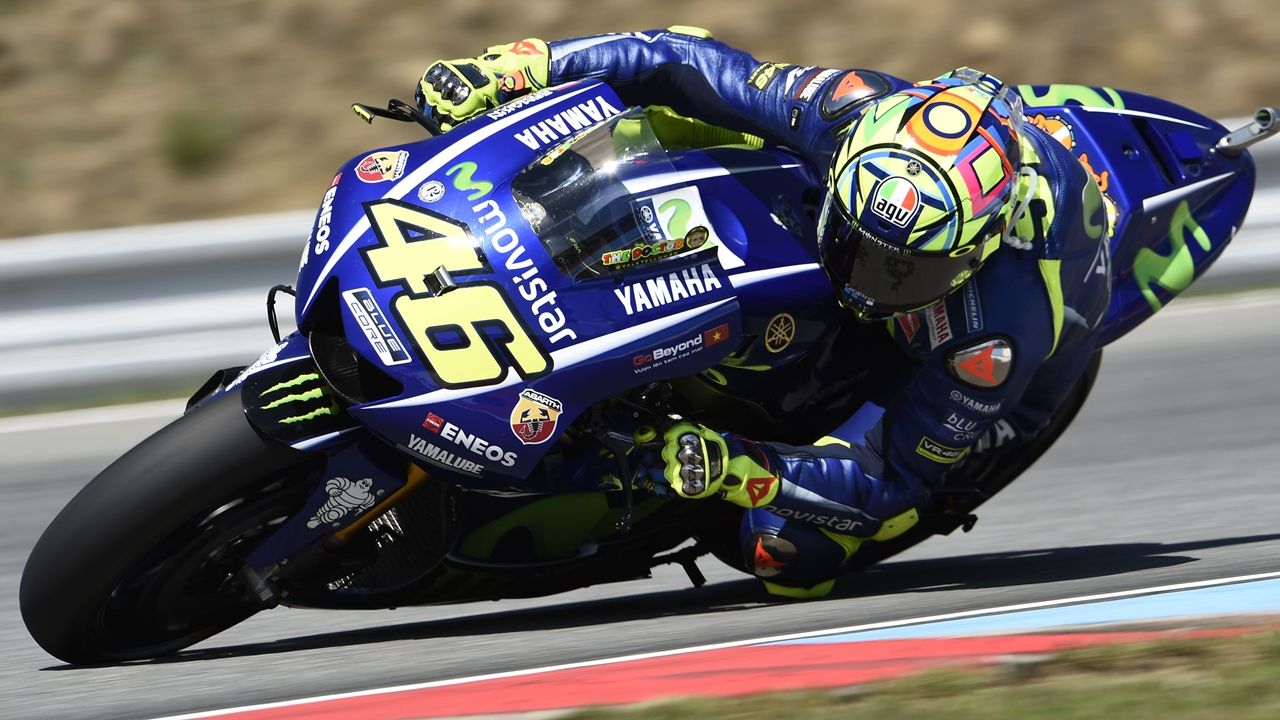Valentino Rossi supera a Marc Márquez por milésimas en el último suspiro