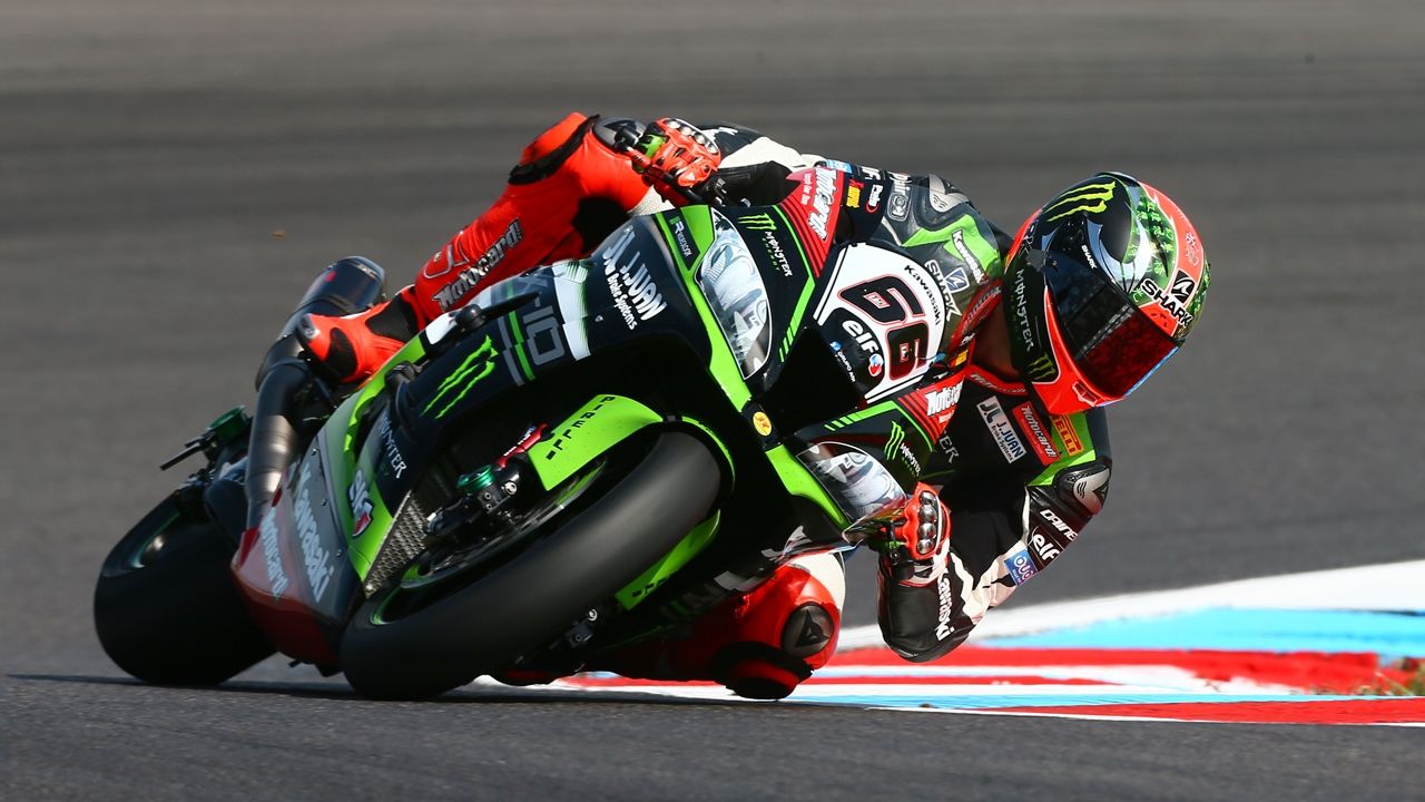 Tom Sykes manda tras más de hora y media de parón